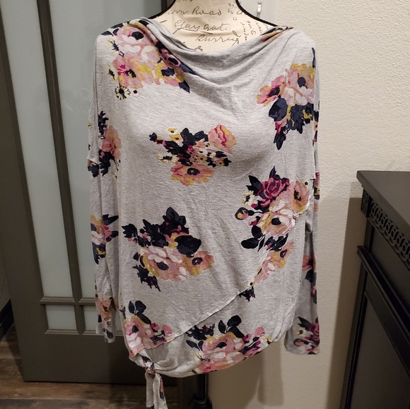 Maurices Tops - 👛Maurices Sz 0 Boat Neck Gray Floral Top